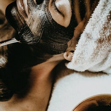 Beauté et résilience : quand les apprenties esthéticiennes redonnent le sourire aux femmes malades