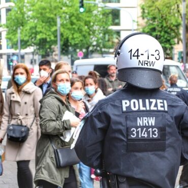 Après le banquet du “Canon français” à Caen, Emma Fourreau saisit le procureur