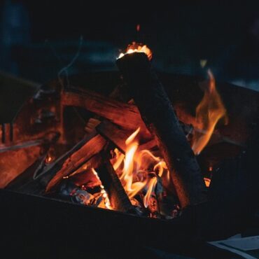 Nuit d'enfer à Seiches-sur-le-Loir : un centre de recyclage dévasté par les flammes