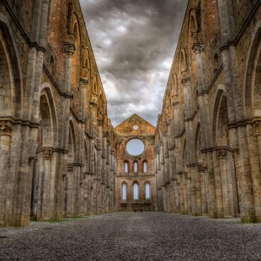Mortemer : L'Abbaye la Plus Hantée de Normandie Fait Frissonner les Foules !