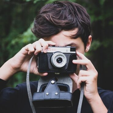 Azou, la surfeuse bretonne qui fait des vagues : De l'écran aux déferlantes du Finistère !