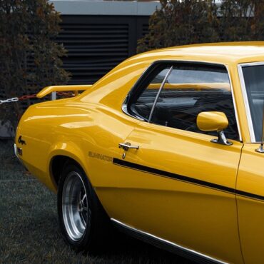 Château-Gontier : 200 bolides d'antan ont fait leur show en Mayenne !