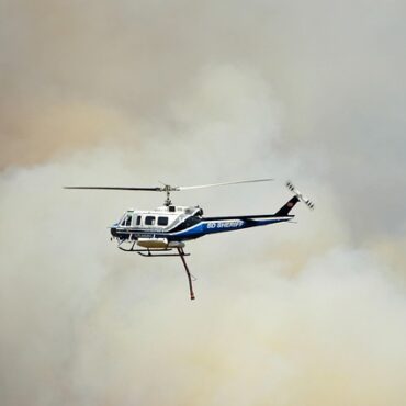 Feu de forêt en Savoie : Les pompiers face à un terrain hostile à Charvin