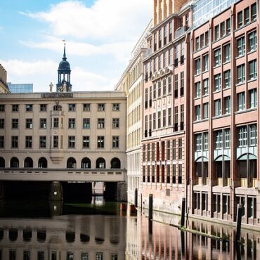 Hôtel-Dieu : La façade qui fait jaser ! Toulouse, vraiment "rose" depuis toujours ?