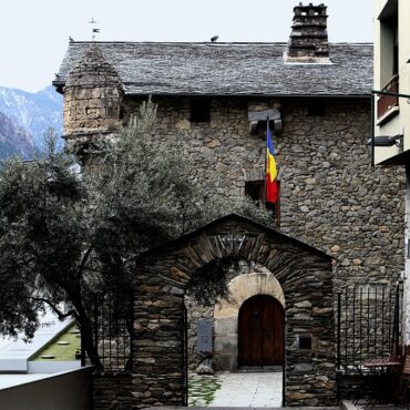 Macron en Andorre : Coprince et défis pyrénéens, entre tradition et sujets brûlants !