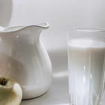 En Mayenne, des milliers de litres de lait finissent à la fosse après la fermeture de la fromagerie d’Entrammes