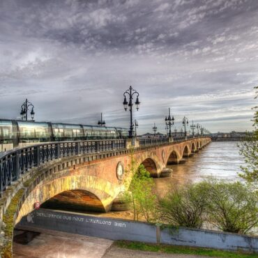 À Bordeaux, Muhamed se jette dans la Garonne et sauve une jeune femme en détresse