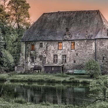 En Ardèche, Théophile redonne vie à une maison de pierre vieille de deux siècles