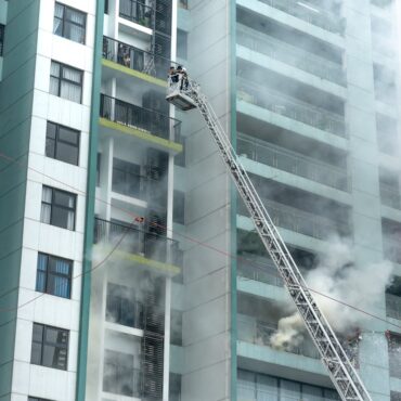 À Saint-Jacques-de-la-Lande, un appartement ravagé par les flammes près de Rennes : l’immeuble évacué