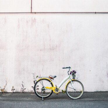 La Rochelle, Pionnière du Vélo Jaune : Une Légende de 50 Ans sur Deux Roues !