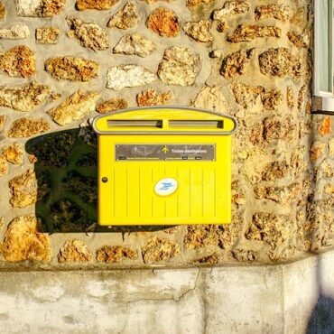 Lesneven : Colère à La Poste, les facteurs en grève illimitée !