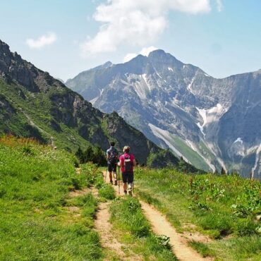 Drame en Oisans : Une Randonnée Tourne au Tragique en Isère