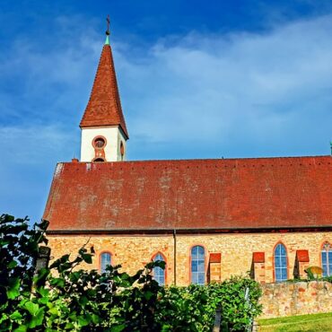 Ouessant : L'église en péril, un appel audacieux au roi Charles pour la sauver !