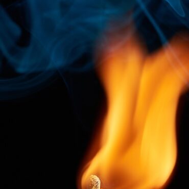 🚨 Yvelines : Incendie monstre aux Loges-en-Josas, la fumée noire visible de Paris !