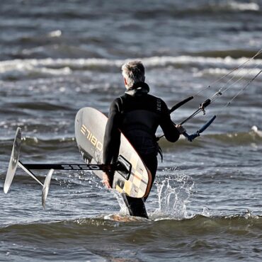 Loire-Atlantique : Ses planches de surf en bois de paulownia font sensation !