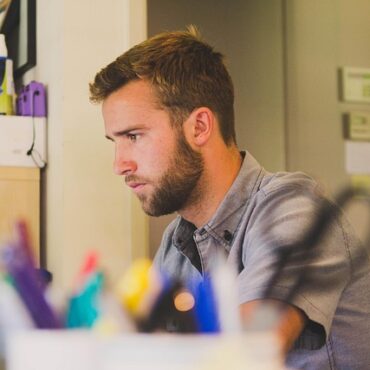 De L'Huisserie à Forbes : le Mayennais Robin Monnier, un jeune entrepreneur qui fait briller la région !