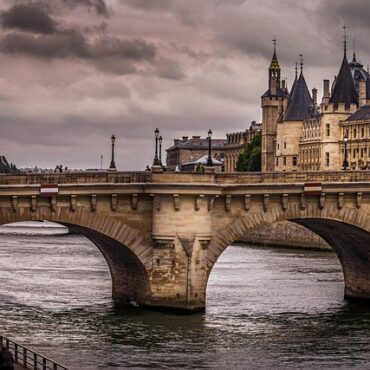 Paris : Le Pont-Neuf transformé en caverne géante par l’artiste JR