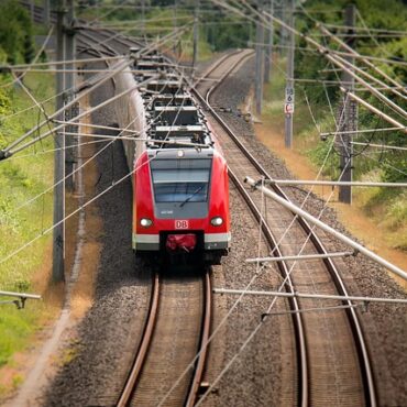 Choc électrique près de Nantes : Un octogénaire miraculé, la ligne SNCF bloquée !