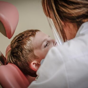 Hygiène douteuse à Cherbourg : un dentiste suspendu, la santé des patients en jeu !