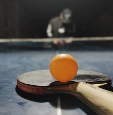 Hennebont frappe fort : le ping-pong mondial débarque en Bretagne !