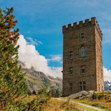 Cantal : une seconde vie pour le château de Palmont où il est enfin permis de tout toucher !