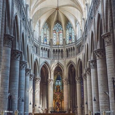 Week-end mouvementé à Rouen : drapeau tricolore et chute mystérieuse à la Cathédrale !