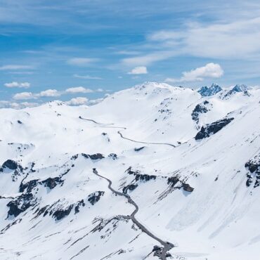 Déception au Col du Petit Saint-Bernard : la neige gâche la fête transfrontalière !