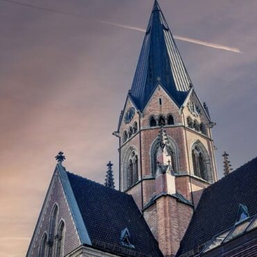 Romilly-la-Puthenaye : Son clocher de retour, l'église retrouve son âme !