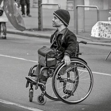 Accessibilité à Lyon : Mehdi Belbachir lance un cri d'alarme depuis le cimetière de la Guillotière