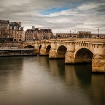 Pont Neuf : la "Caverne" de JR secouée par le vent, l'ouverture attendra !