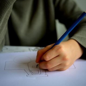 Silence brisé en Normandie : Un professeur de piano au cœur d'un scandale