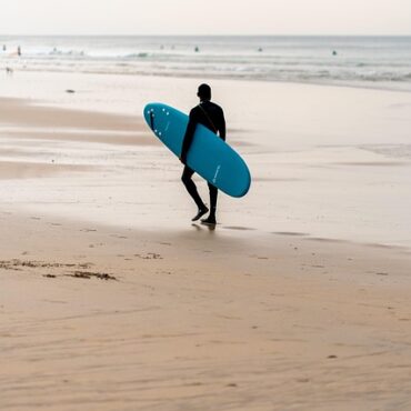 Vagues Écologiques en Nouvelle-Aquitaine : Le Surf Se Réinvente Localement !