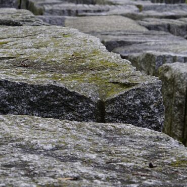 Le Granit Breton, officiellement protégé : l'Europe valide notre trésor local !