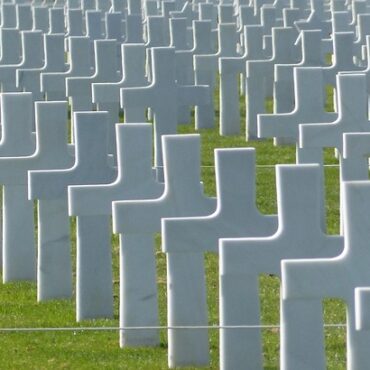 Polémique en Normandie : Le discours d'un représentant américain à Colleville fait scandale