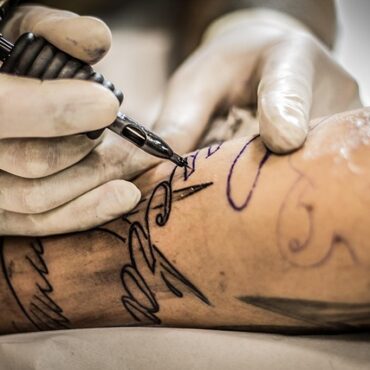 Perpignan : Un agent municipal suspendu, son tatouage SS fait scandale