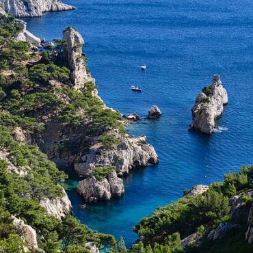 Mystère aux Calanques : des habits de randonnée abandonnés intriguent les secours à Sormiou