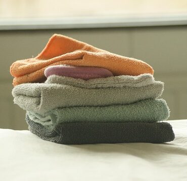 Crise du textile en Auvergne : Emmaüs alerte face aux montagnes de vêtements !