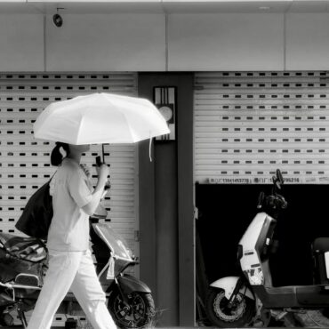 Le Parapluie de Cherbourg : 40 Ans d'Innovation, de la Pluie aux Balles !