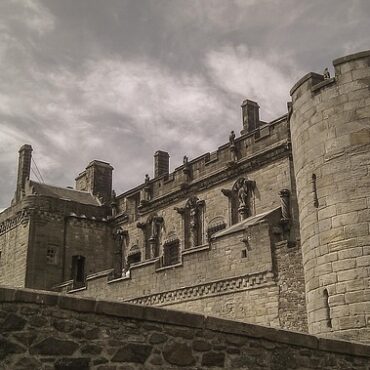 Corrèze : Comborn, le Château aux Murs Millénaires, Gardien de Sombres Histoires