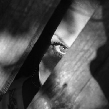 Voyeurisme en Forêt de Rennes : Un Jeune Condamné pour 92 Vidéos Cachées