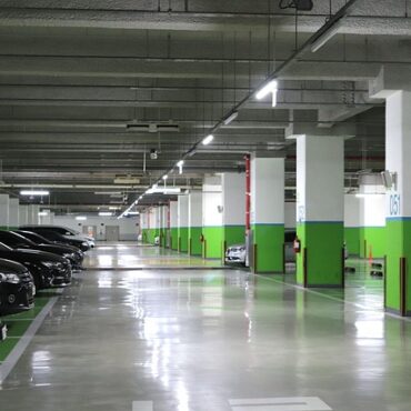 Antibes : Leur Seul Toit ? Une Voiture sur un Parking !