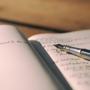 Calligraphie, IA et thérapie : l'écriture fait sa révolution à Paris