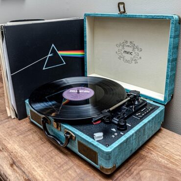 Bons vins et son XXL : la folie des bars audiophiles s'empare de Paris