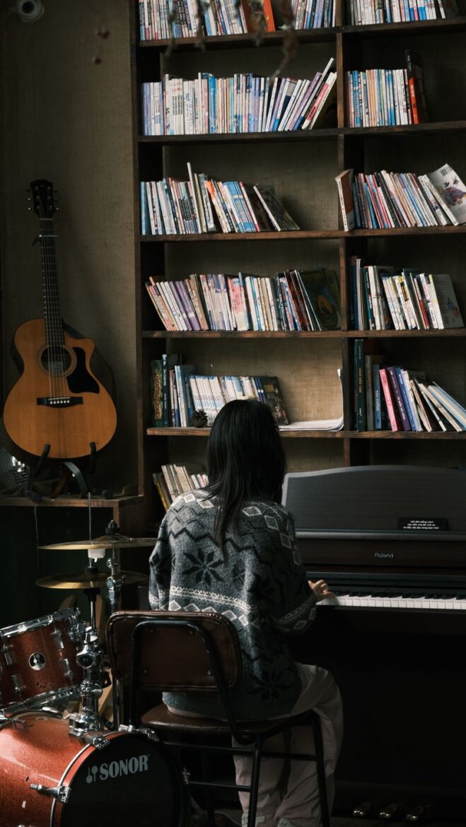 Haute-Vienne : après les livres, empruntez gratuitement votre guitare à la médiathèque !