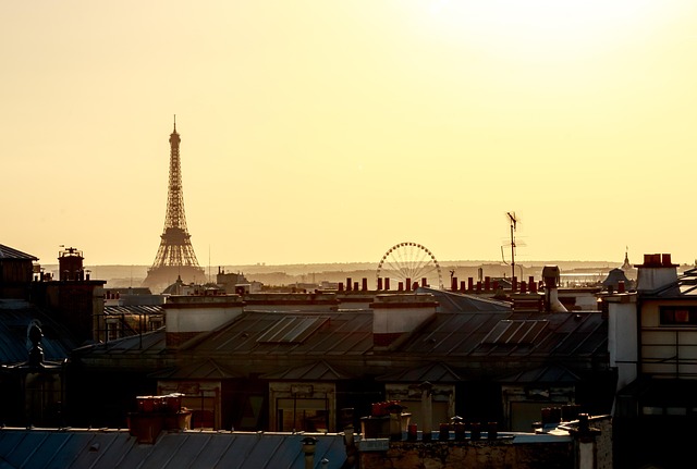 Paris 18e : un violent incendie frappe le toit d'une école