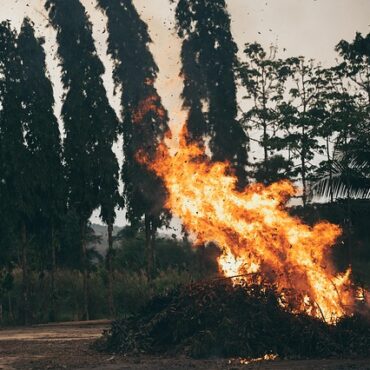 Incendie majeur dans une entreprise de déchets près de Dijon : un important dispositif déployé
