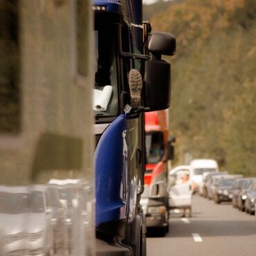 Manche : l'A84 totalement coupée à la suite de l'accident d'un poids lourd