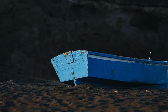 Cher : le canal latéral à la Loire totalement à sec, des dizaines de bateaux échoués dans la vase