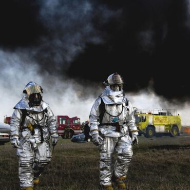 Orne : deux hommes secourus en plein incendie de champs