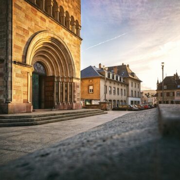 Metz : une rue fermée au stationnement pour préparer la visite papale